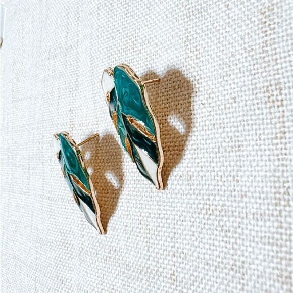 Green leaf stud earrings #1232 - Picture 2 of 4